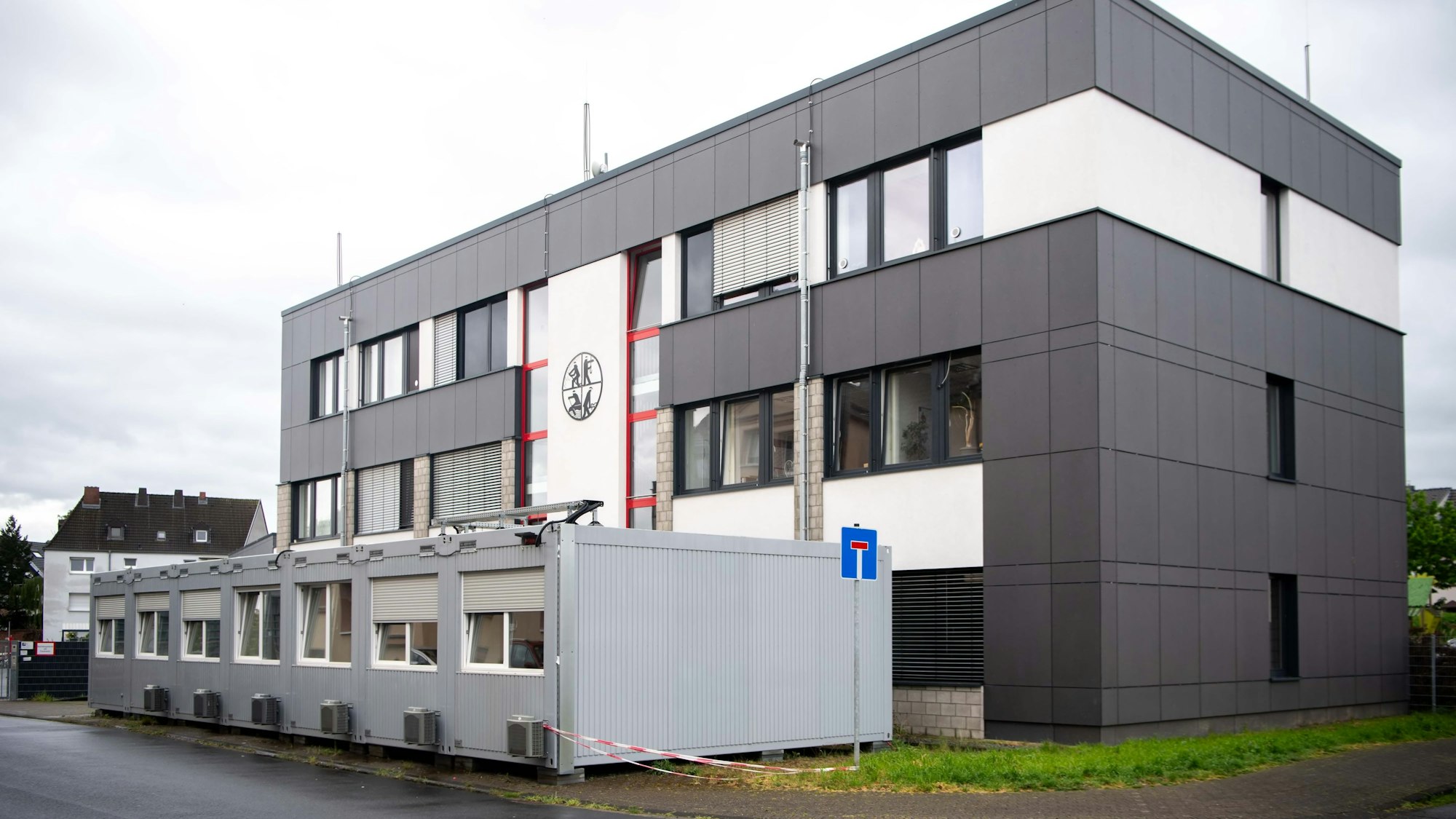 Vor der Euskirchener Feuerwache befinden sich sieben Container mit Ruheräumen.