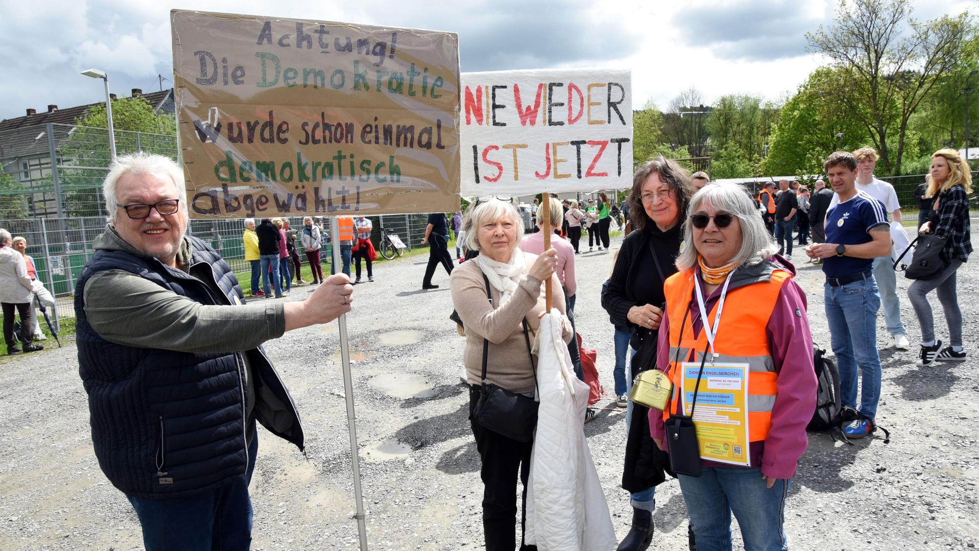 Das Foto zeigt mehrere Teilnehmer einer Demonstration, die mit Transparenten gegen Rechtsextremismus protestieren.