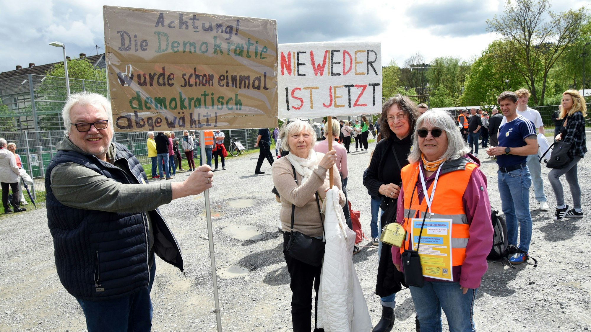 Das Foto zeigt mehrere Teilnehmer einer Demonstration, die mit Transparenten gegen Rechtsextremismus protestieren.