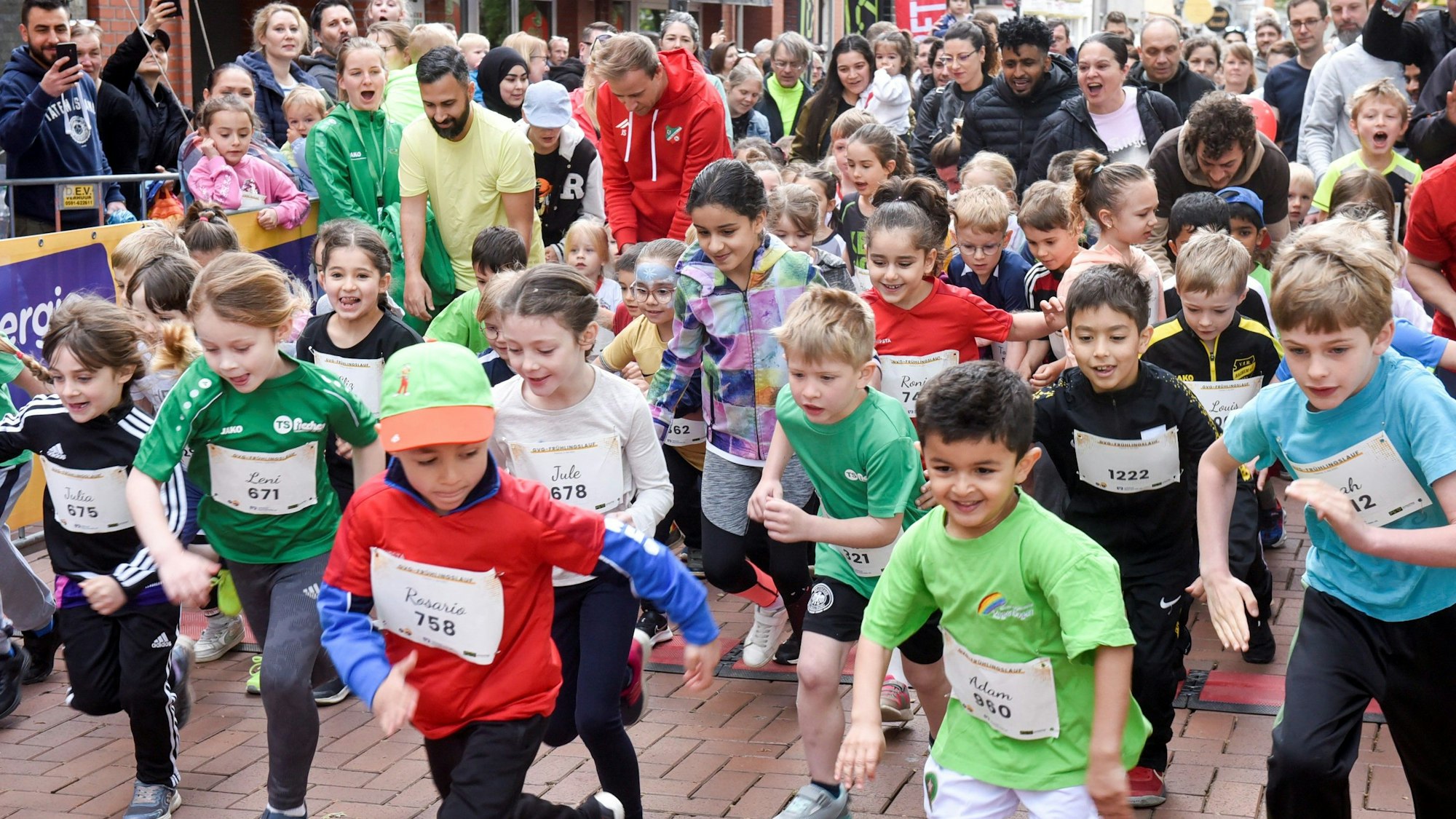 Auf dem Bild sind startende Kinder zu sehen.