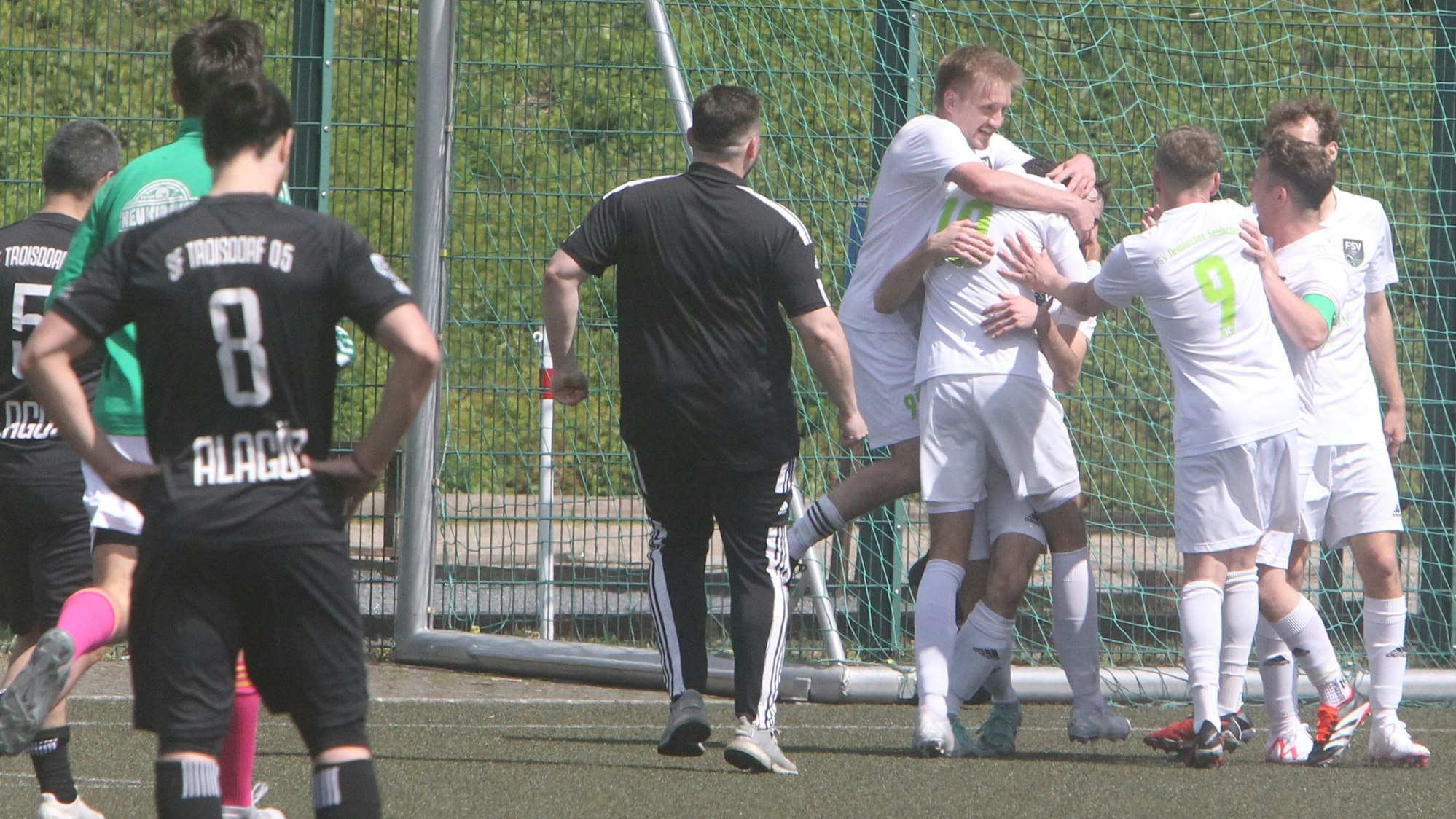 Tim Lorbach erzielt das 3:0 und wird von seinen Mitspielern geherzt.