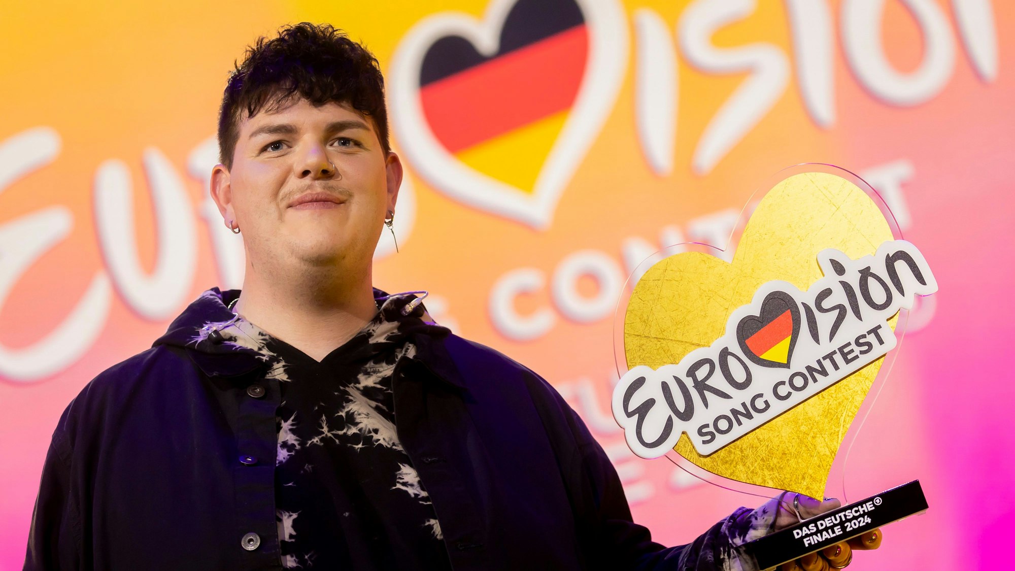 ARCHIV - 17.02.2024, Berlin: Isaak, Gewinner des deutschen ESC-Vorentscheids, steht am Ende des Eurovision Song Contest - Das deutsche Finale 2024 auf der Bühne. 
Isaak tritt für Deutschland beim Wettbewerb ESC an. (zu dpa: «Auftritt vor Millionen Menschen») Foto: Christoph Soeder/dpa - Honorarfrei nur für Bezieher des Dienstes dpa-Nachrichten für Kinder +++ dpa-Nachrichten für Kinder +++