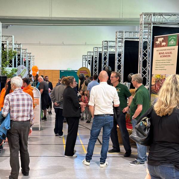 Menschen stehen an den Infoständen auf der Nachhaltigkeits- und Mobilitätsmesse in der Jabachhalle in Lohmar.