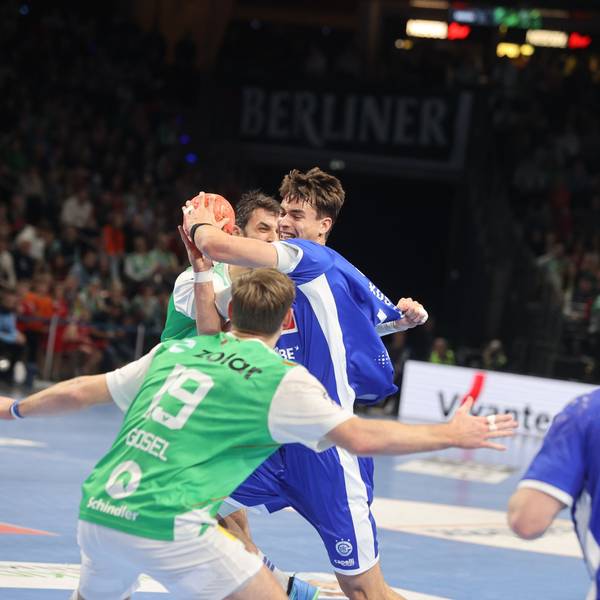 Julian Köster versucht, sich gegen die VfL-Abwehr durchzusetzen, am Kreis erwartet Kristjan Horzen das Anspiel.