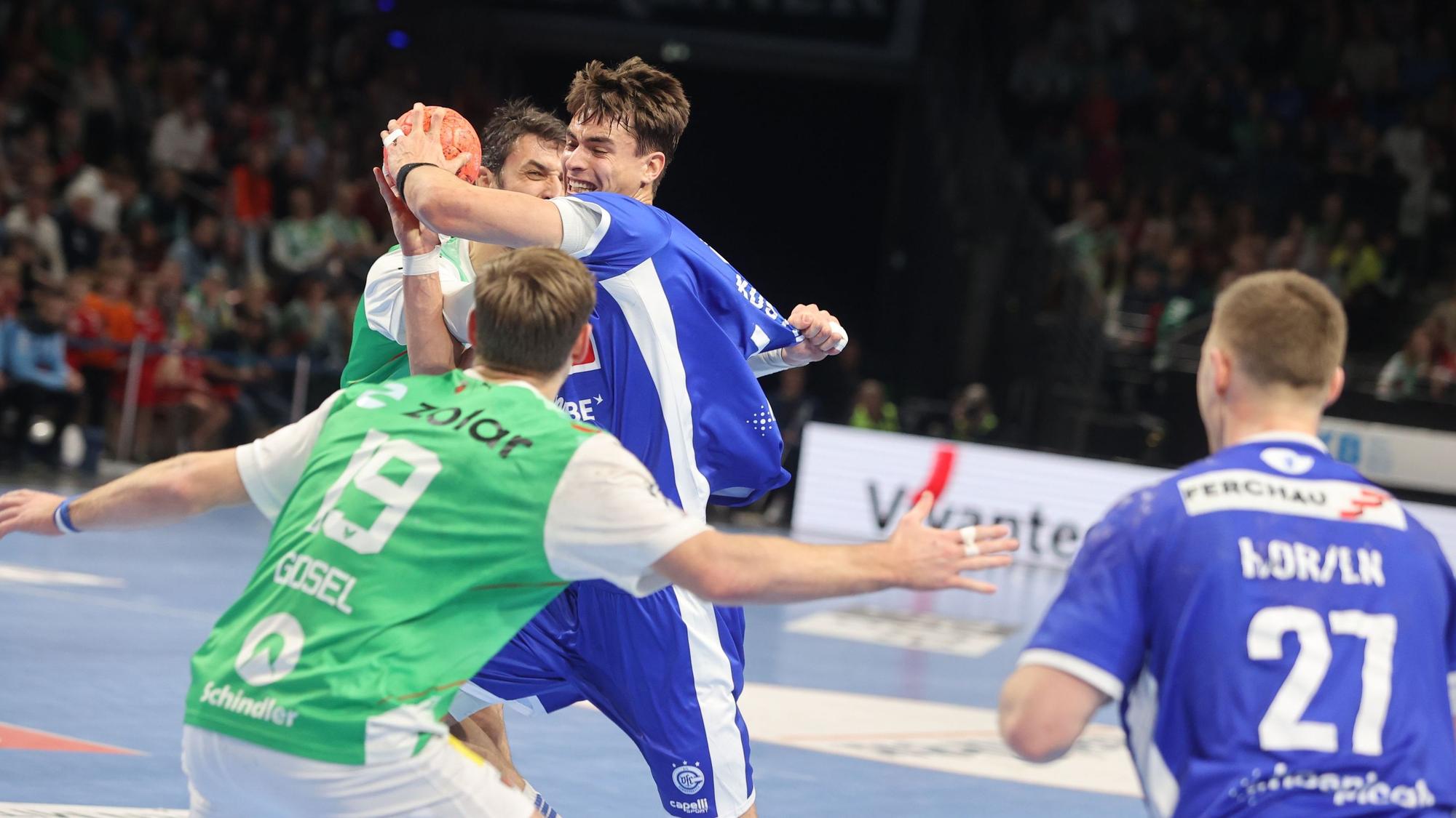 Julian Köster versucht, sich gegen die VfL-Abwehr durchzusetzen, am Kreis erwartet Kristjan Horzen das Anspiel.