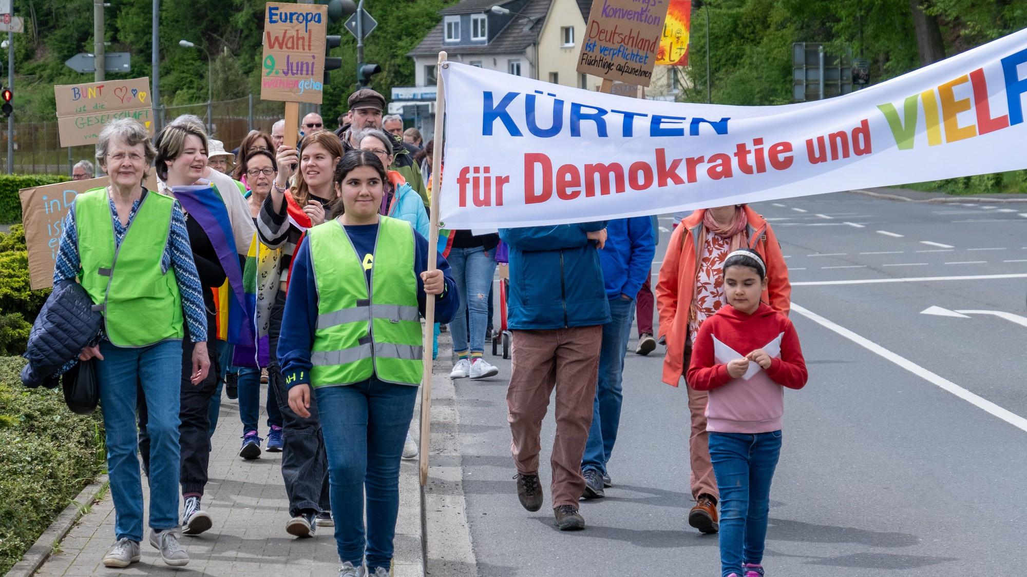 Das Foto zeigt einen der beiden Protestzüge zum Karlheinz-Stockhausen-Platz