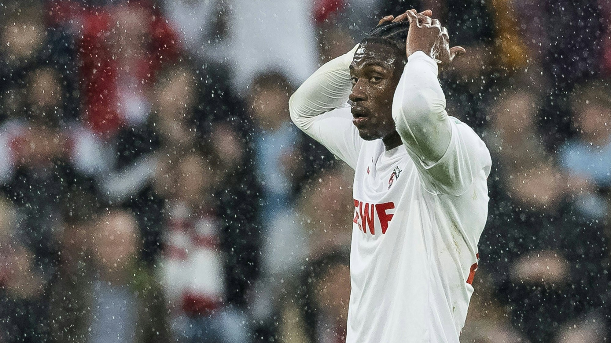 FC-Stürmer Faride Alidou schlägt nach seiner vergebenen Großchance die Hände über dem Kopf zusammen.