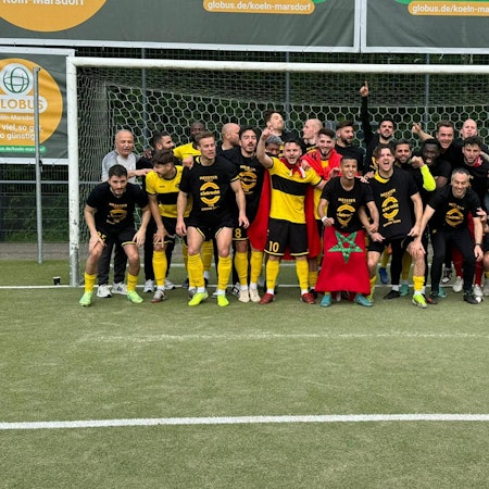 Die Mannschaft von Eintracht Hohkeppel hat sich im Tor aufgestellt und bejubelt den Meistertitel.