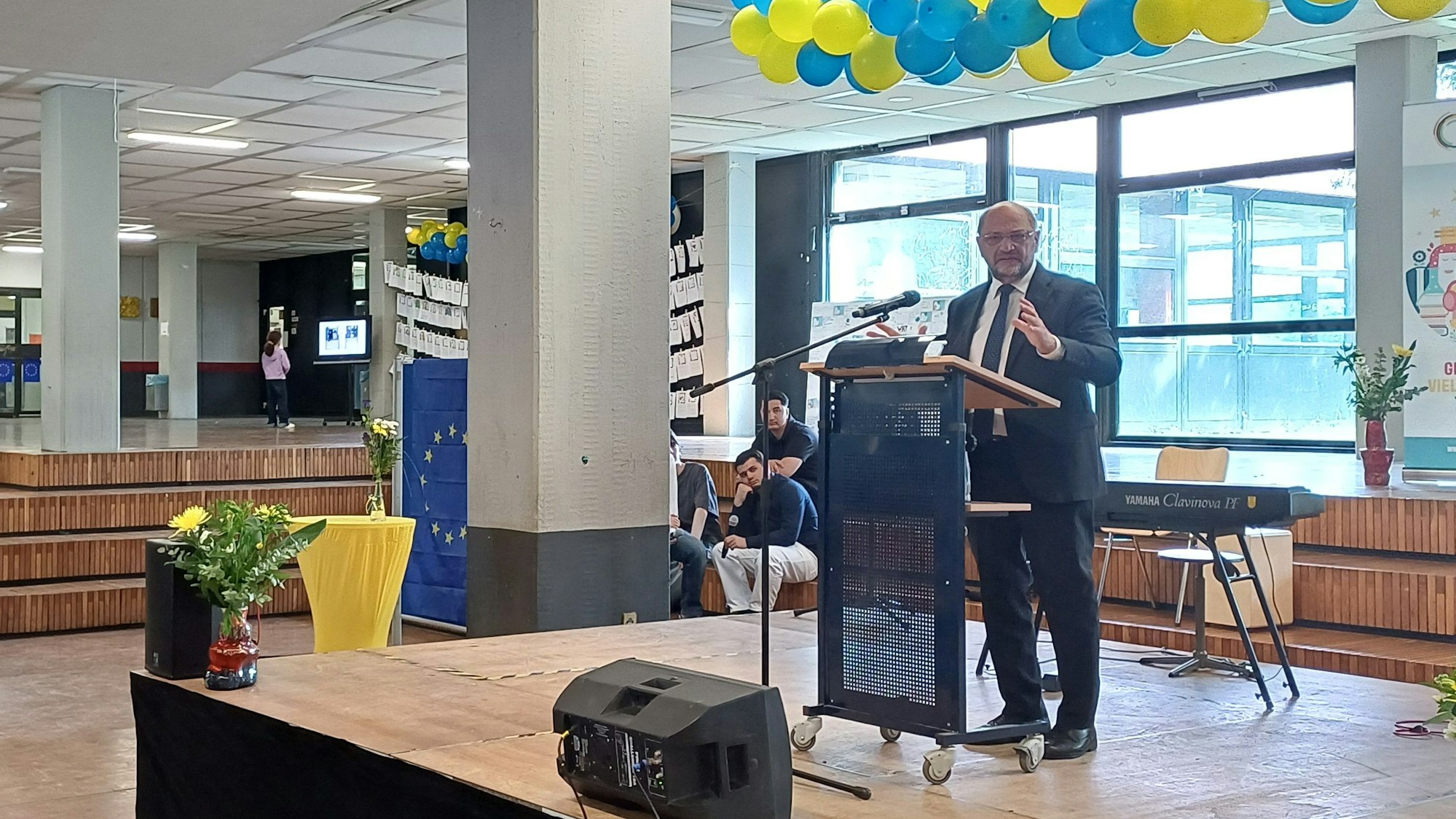 Martin Schulz auf der Bühne in der Europaschule.