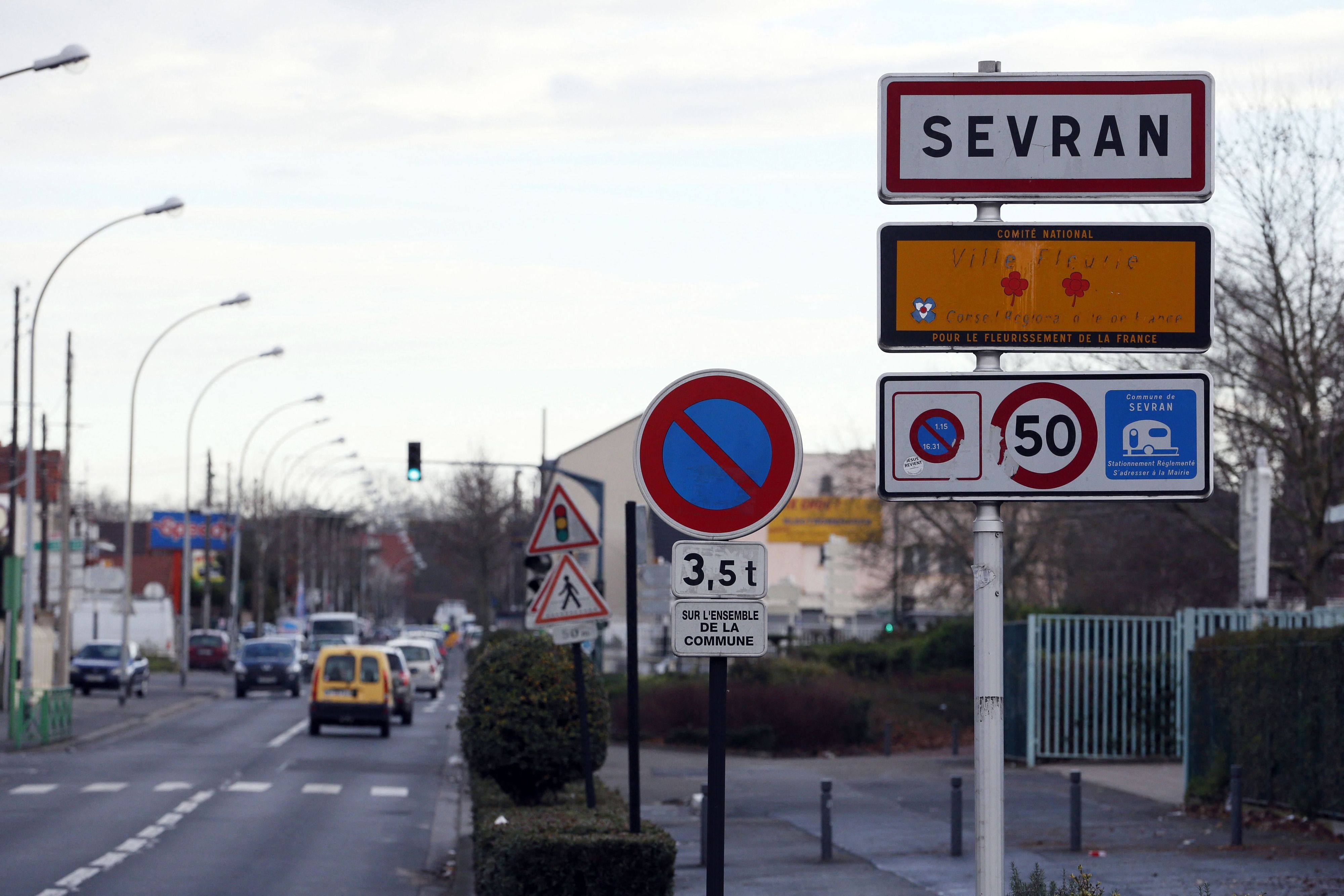 Ein Ortsschild des Vororts Sevran in Paris steht am Straßenrand. (Archivbild)