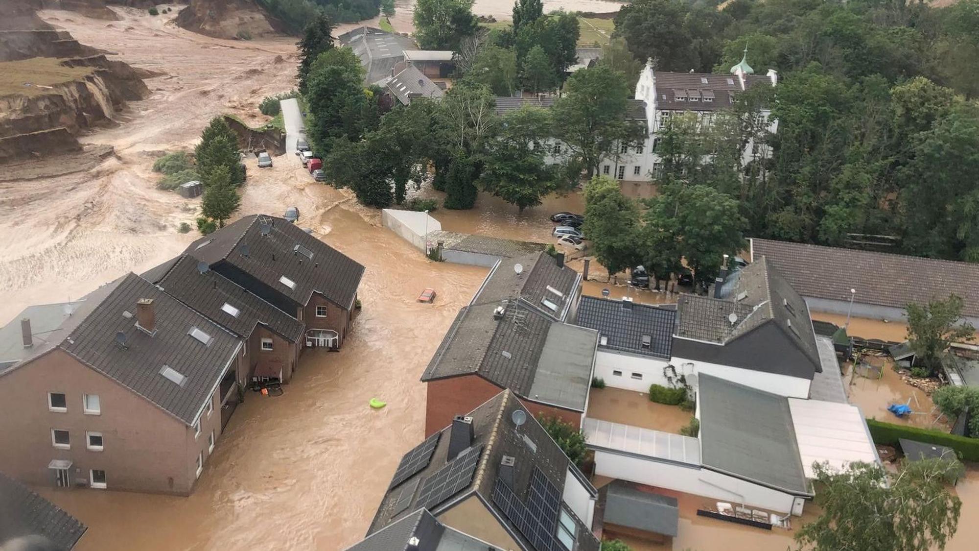 Das Bild zeigt überflutete Straßen und Häuser.