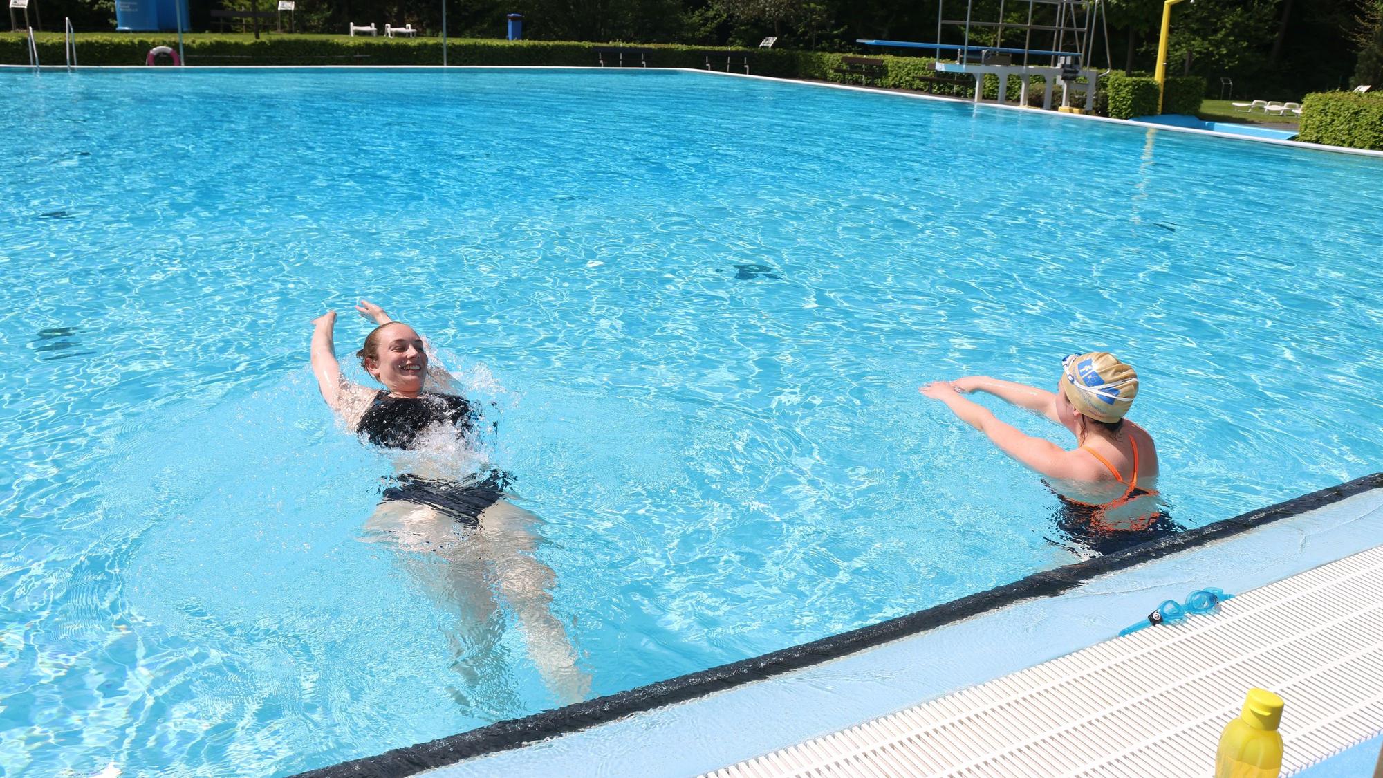 Pia Wilding und Jane-Ashley Hanke schwimmen im Becken.