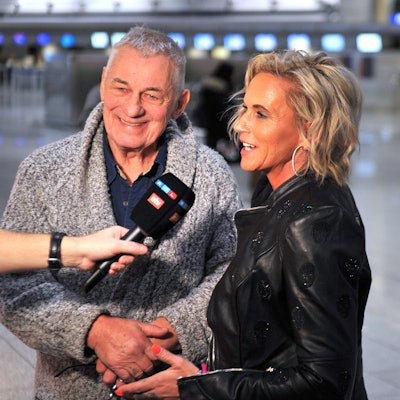 Heinz Hoenig mit seiner Frau Annika Kärsten-Hoenig vor dem Abflug ins RTL-Dschungelcamp am Frankfurter Flughafen.