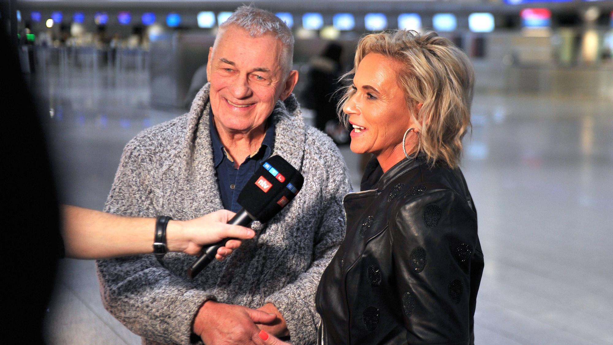 Heinz Hoenig mit seiner Frau Annika Kärsten-Hoenig am Frankfurter Flughafen.