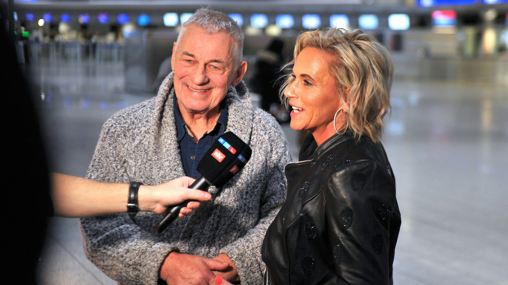 Heinz Hoenig mit seiner Frau Annika Kärsten-Hoenig vor dem Abflug ins RTL-Dschungelcamp am Frankfurter Flughafen.