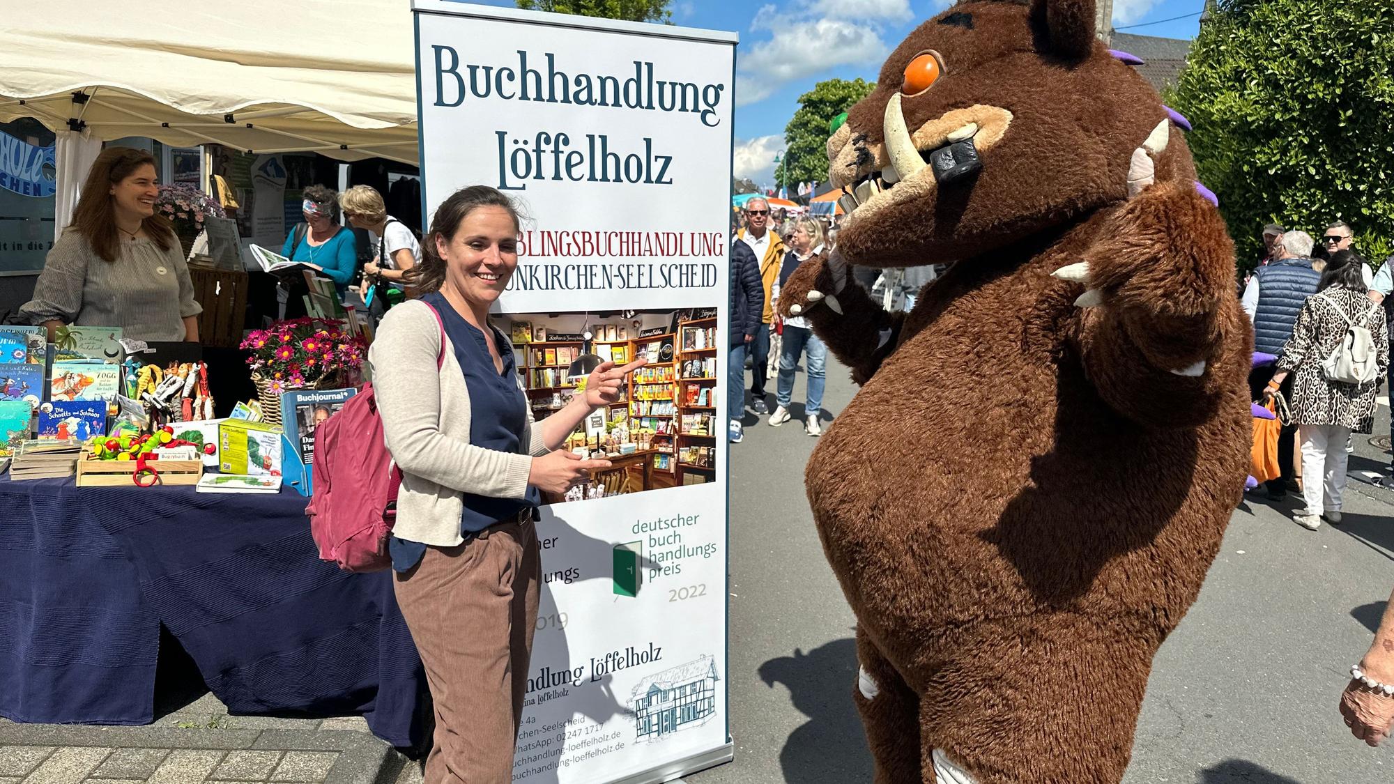 Der Grüffelo am Stand der Bücherei Löffelholz. Inhaberin Pailina Löffelholz verrät, dass sich im Kostüm ihr Mann Tobias befindet.
