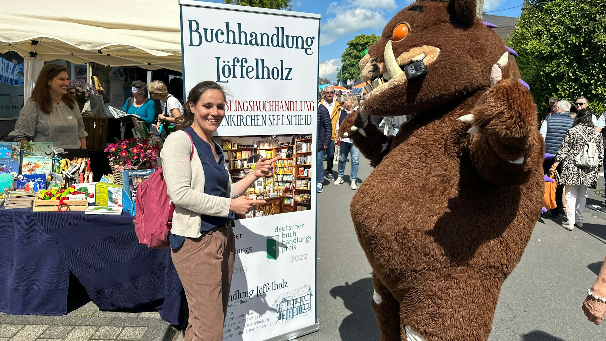 Der Grüffelo am Stand der Bücherei Löffelholz. Inhaberin Pailina Löffelholz verrät, dass sich im Kostüm ihr Mann Tobias befindet.