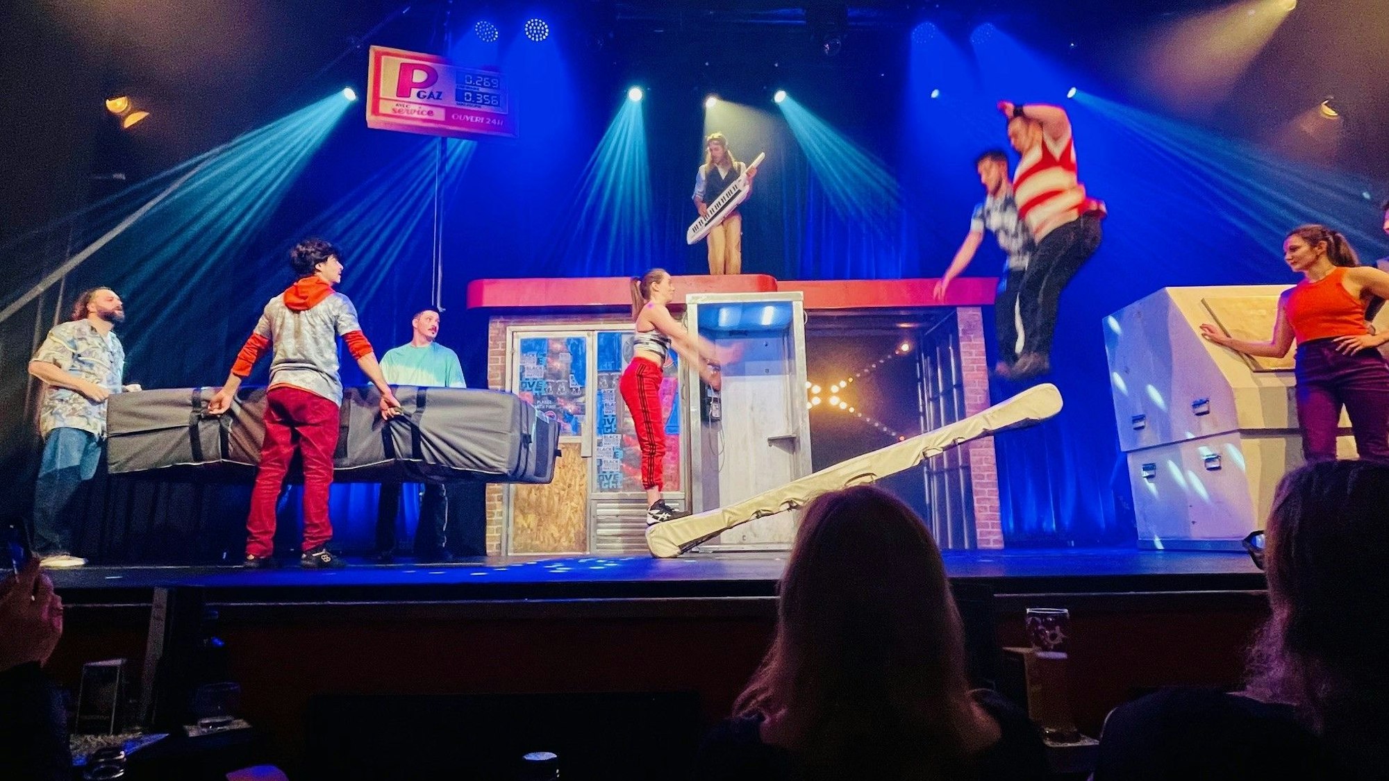 Die Bühne ist voller Artisten, sie springen auf das Schleuderbrett.