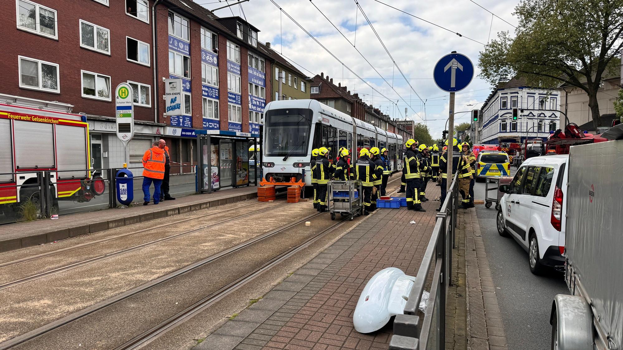 Gelsenkirchen: Einsatzkräfte stehen nach einem tödlichen Unfall mit einem kleinen Jungen an einer Straßenbahn.