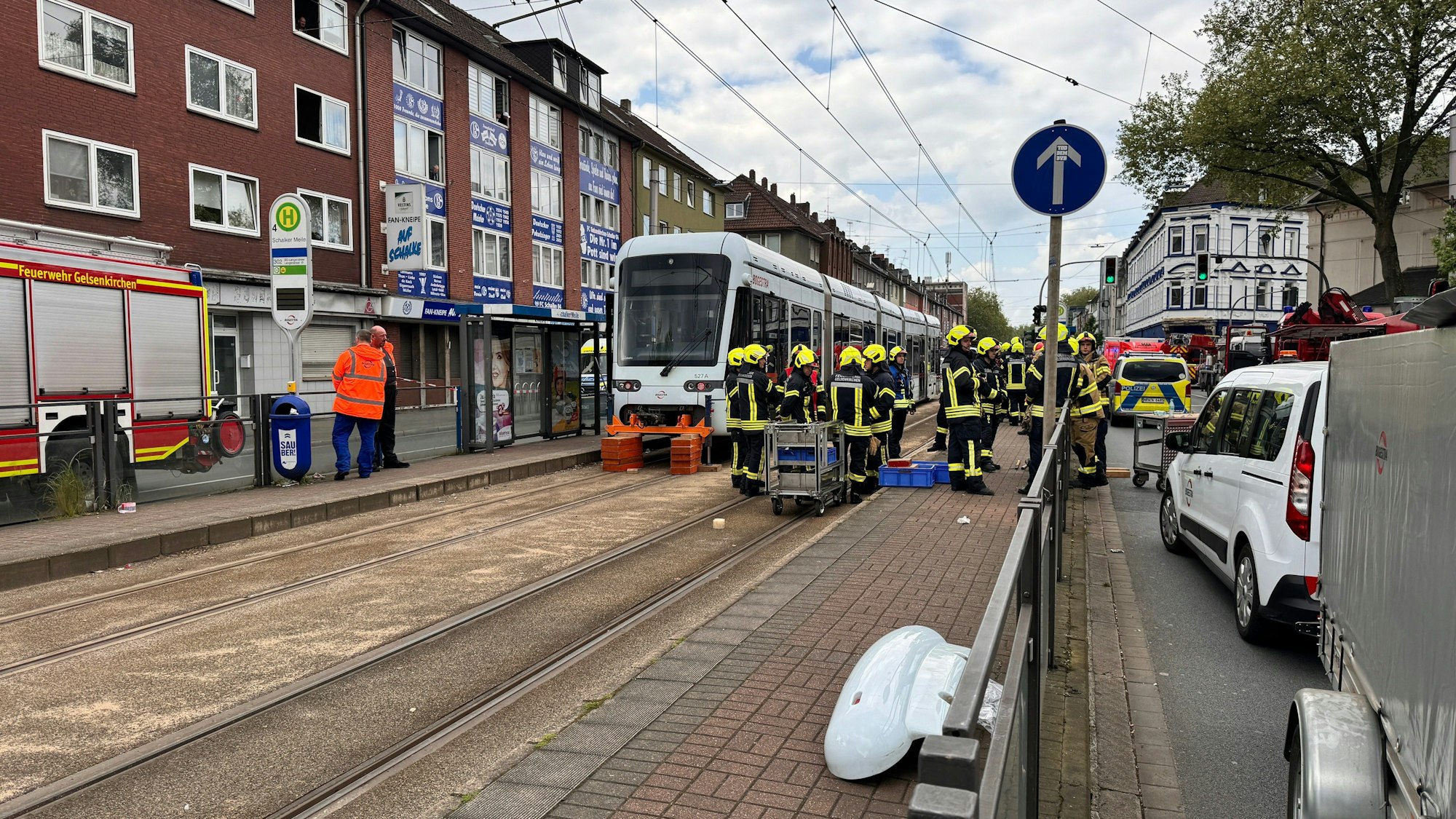 Gelsenkirchen: Einsatzkräfte stehen nach einem tödlichen Unfall mit einem kleinen Jungen an einer Straßenbahn.