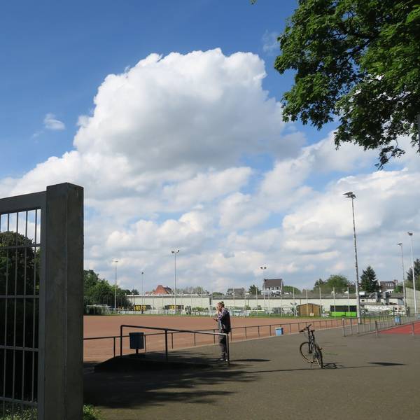 Zu sehen ist der Eingangsbereich der Sportanlage, die die Brachfläche umgibt. Hier trainiert und spielt unter anderem die Germania Ossendorf. Foto von Hans-Willi Hermans