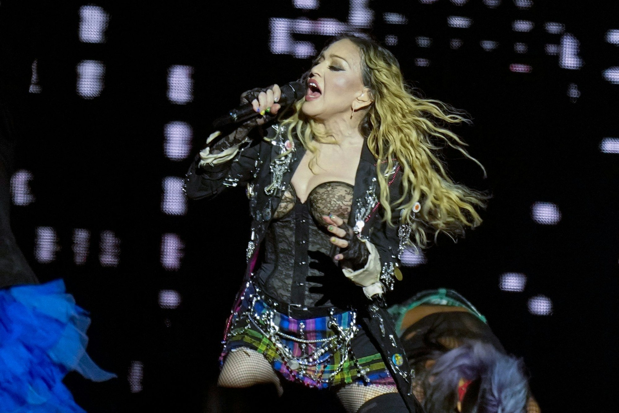 04.05.2024, Brasilien, Rio de Janeiro: Madonna tritt in der letzten Show ihrer "The Celebration Tour" am Strand der Copacabana auf.
Die Sängerin Madonna ist weltberühmt. (zu dpa: «Leute kompakt - vom Wochenende») Foto: Silvia Izquierdo/AP/dpa +++ dpa-Bildfunk +++