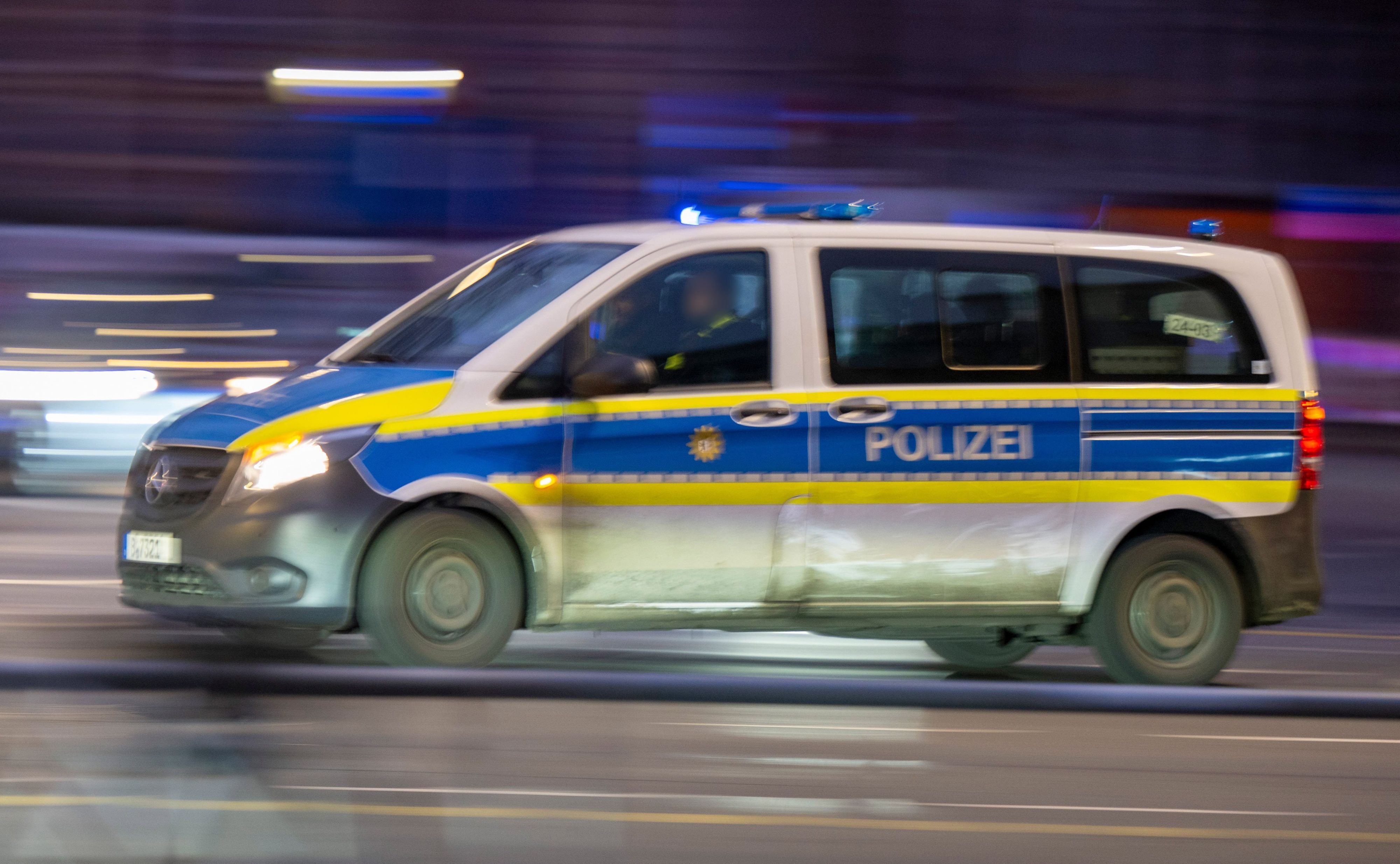 Ein Polizeiauto fährt mit Blaulicht zu einem Einsatz. (Symbolbild)