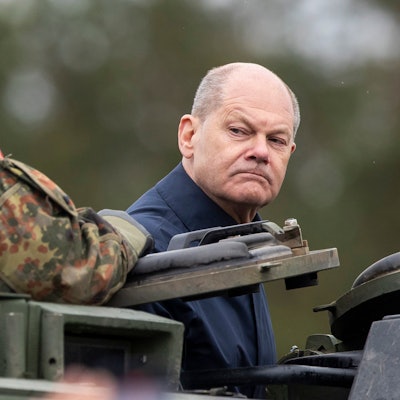 Bundeskanzler Olaf Scholz (SPD) fährt am Montag auf einem gepanzerten Militärfahrzeug während der litauisch-deutschen Militärübung „Grand Quadriga“ auf einem Truppenübungsplatz in Pabrade, nördlich der Hauptstadt Vilnius.