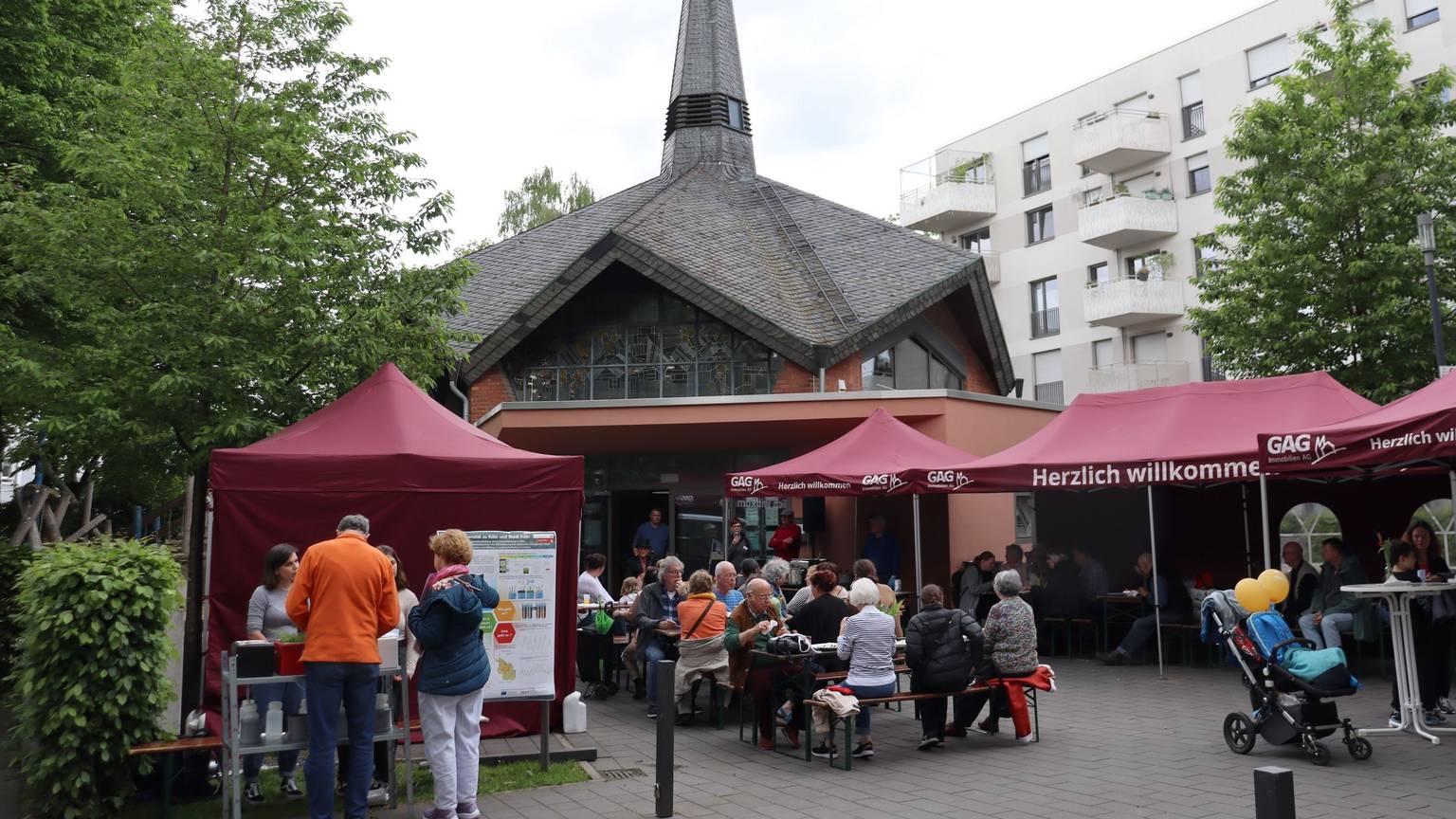 Die Bewohner des Kapellchen-Quartiers feierten mit ihren Nachbarn. Foto: Uwe Schäfer