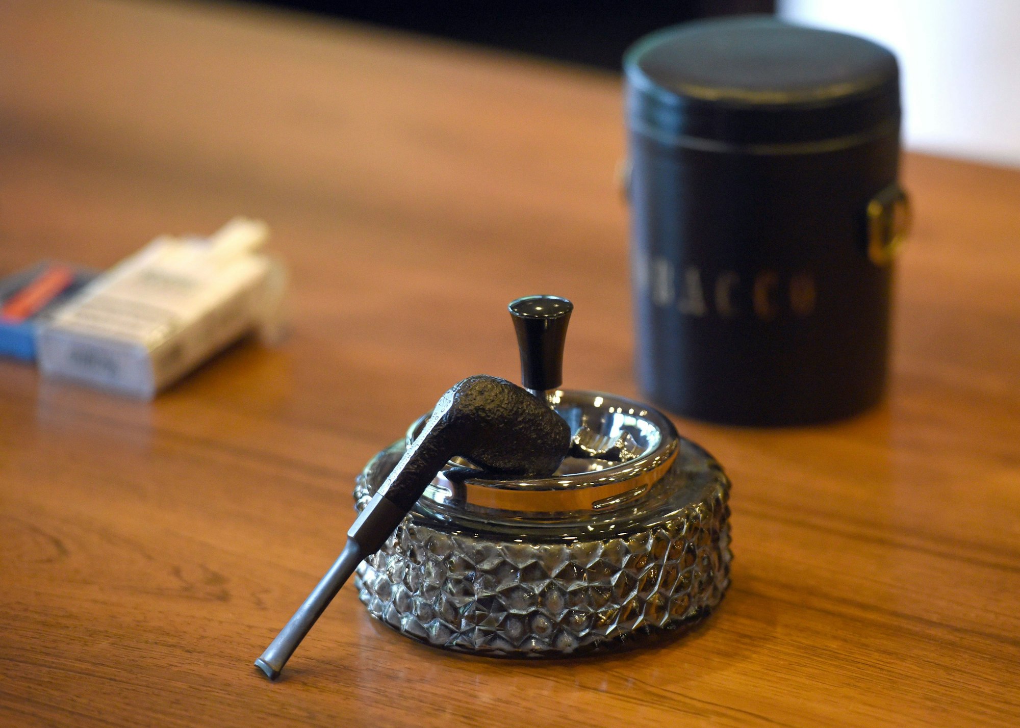 Pfeife, Aschenbecher und Zigaretten erinnern im ehemaligen Bundeskanzleramt an Helmut Schmidt