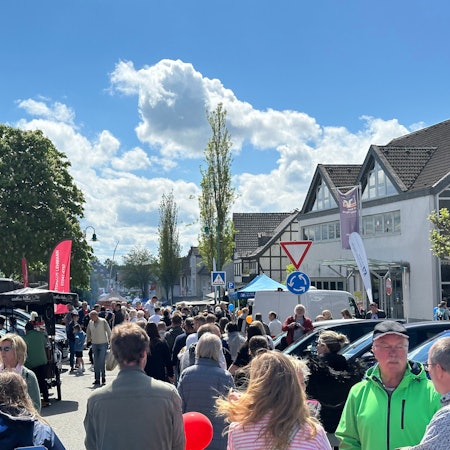 Voll mit Menschen ist die Hauptstraße beim Frühlingsfest in Neunkirchen-Seelscheid.