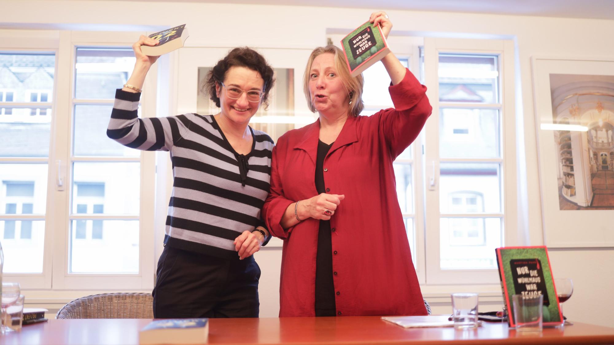 Die Autorinnen Alexa Linell und Martina Pahr halten ihre jeweiligen Bücher in die Luft.