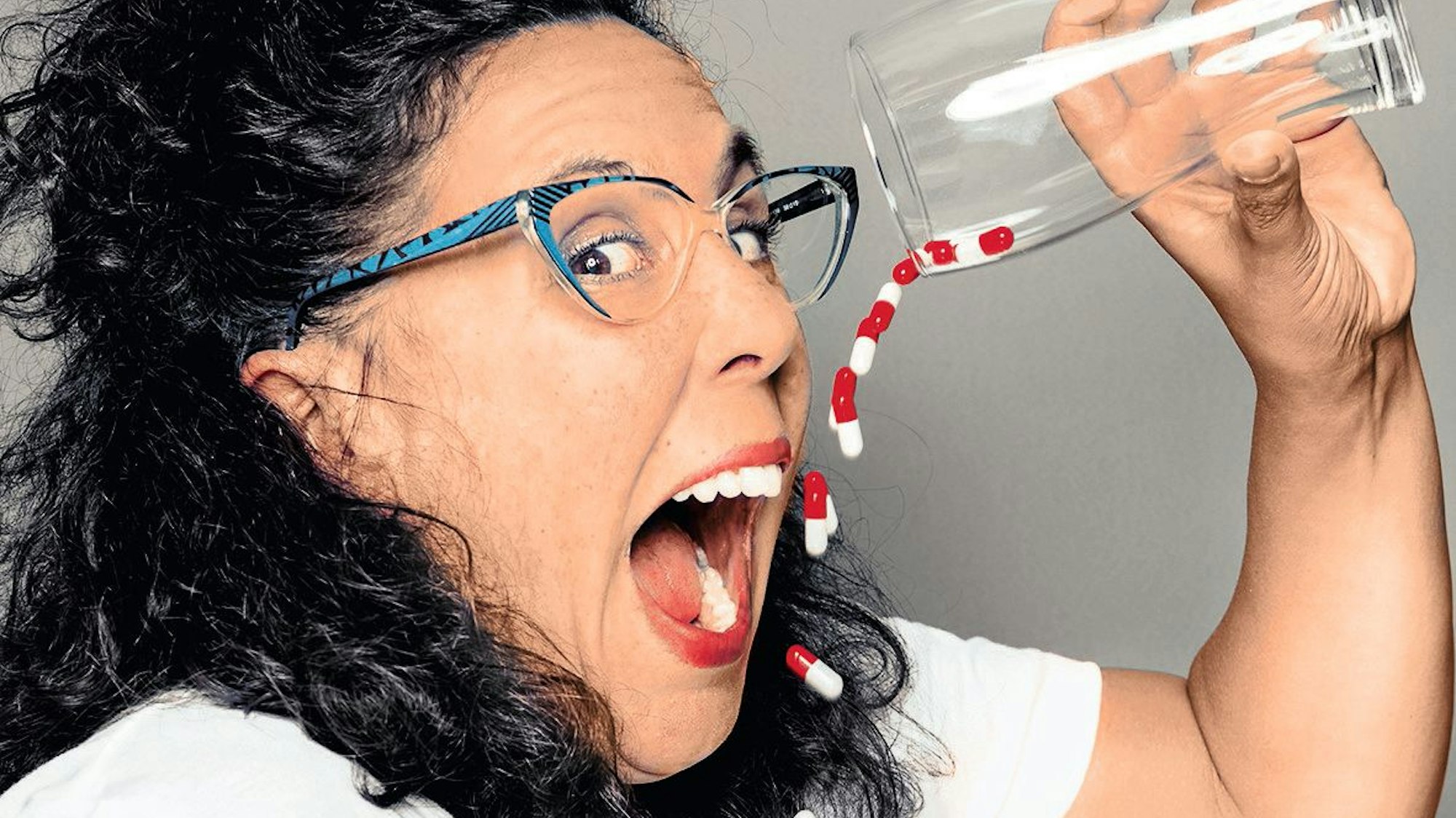Sybille Bullatschek schüttet sich Tabletten in den Mund.