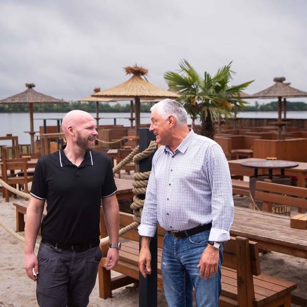 Das Bild zeigt die beiden Männer im Gespräch. Sie stehen im neuen Strandbereich des Lago Beach.