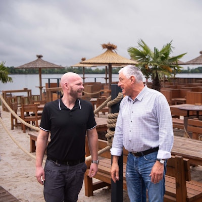 Das Bild zeigt die beiden Männer im Gespräch. Sie stehen im neuen Strandbereich des Lago Beach.