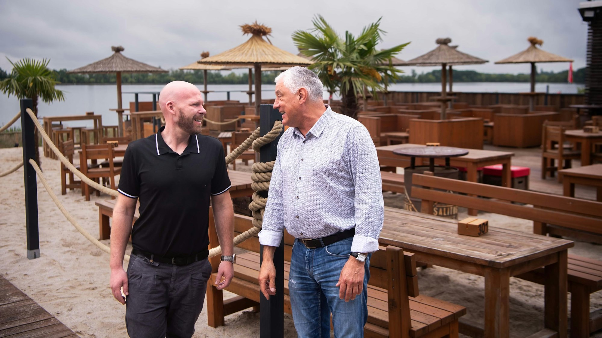 Das Bild zeigt die beiden Männer im Gespräch. Sie stehen im neuen Strandbereich des Lago Beach.