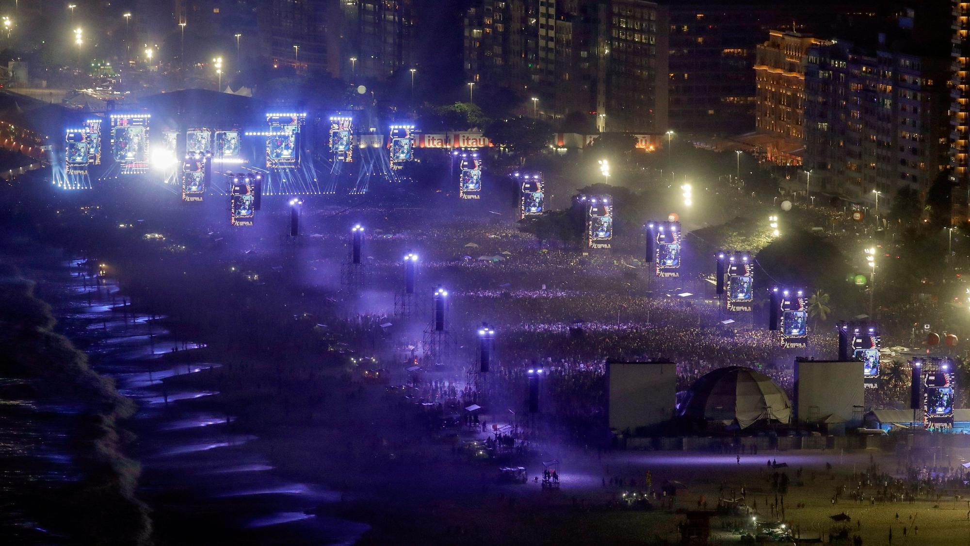 Rio de Janeiro: Fans drängen sich am Samstag (4. Mai) am Strand der Copacabana, um Madonnas letzte Show ihrer „Celebration Tour“ zu sehen.
