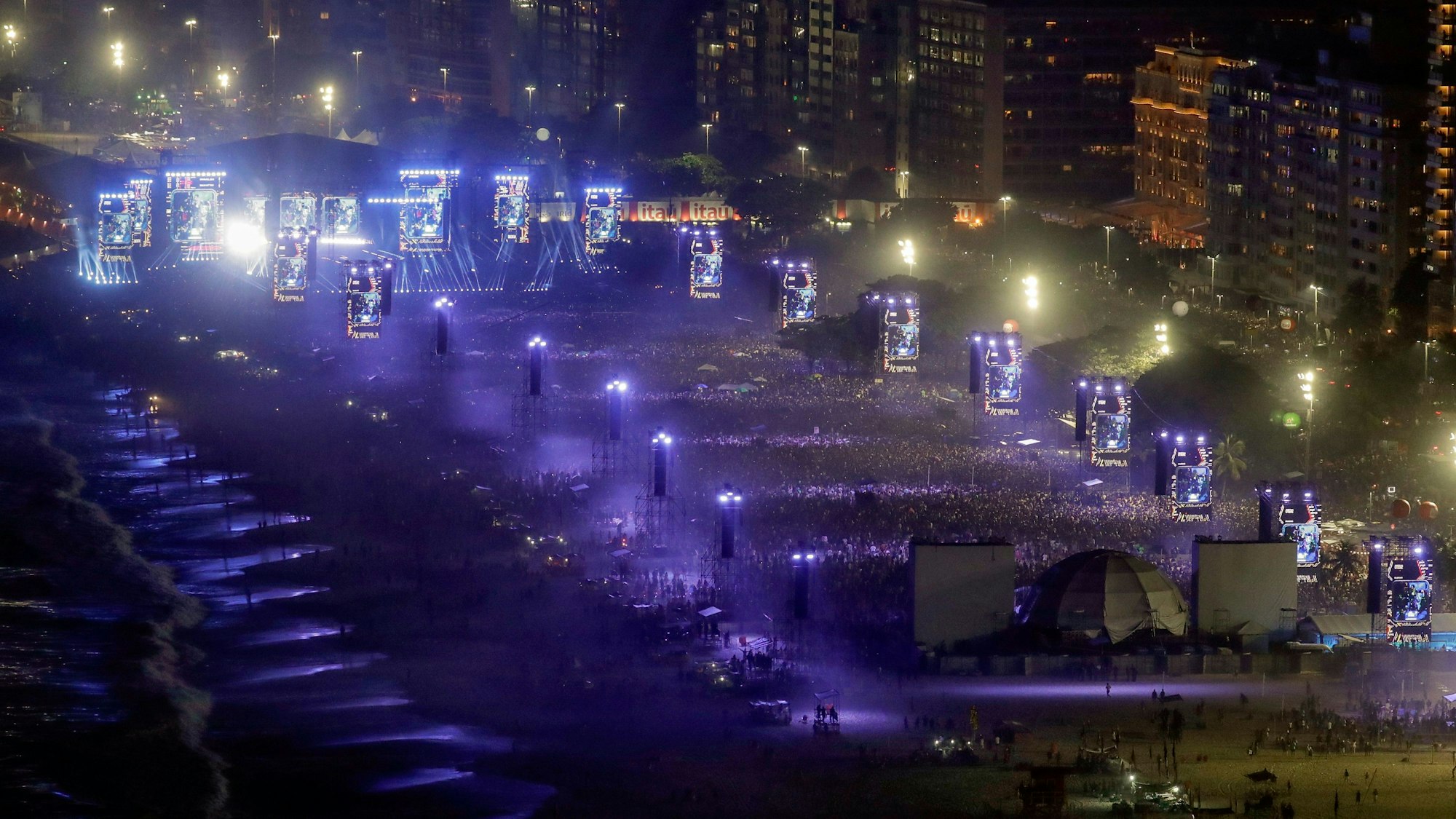 Rio de Janeiro: Fans drängen sich am Samstag (4. Mai) am Strand der Copacabana, um Madonnas letzte Show ihrer „Celebration Tour“ zu sehen.