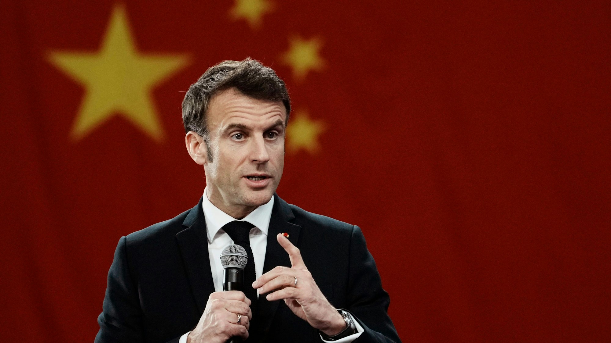 Der französische Präsident Emmanuel Macron bei einer Rede Anfang April in China. Macron empfängt zu Wochenbeginn den chinesischen Machthaber Xi Jinping in Frankreich.