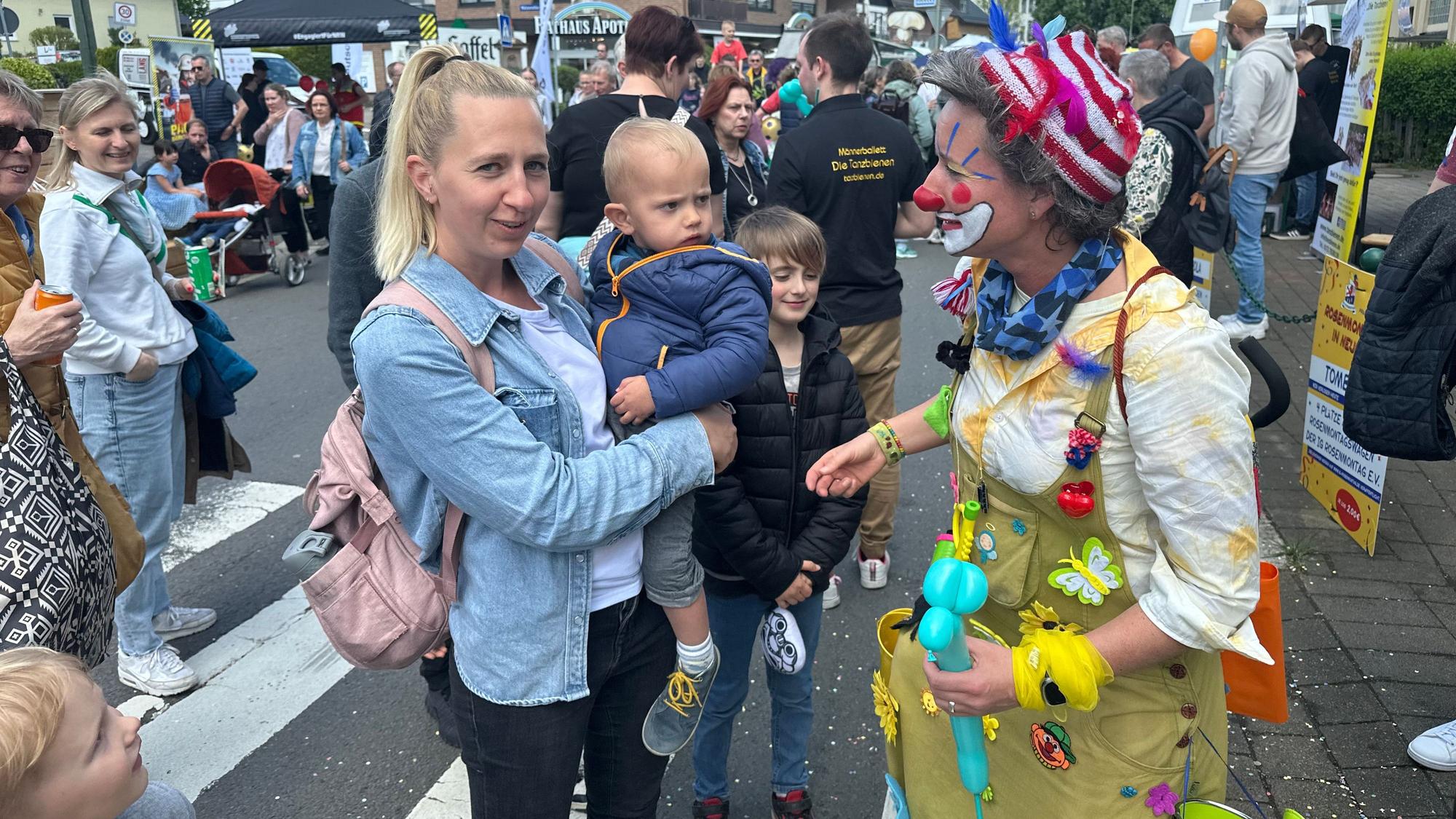 Clownin Jaqueline Halbhuber unterhält Kinder am Stand der Interessengemeinschaft Rosenmontagszug.
