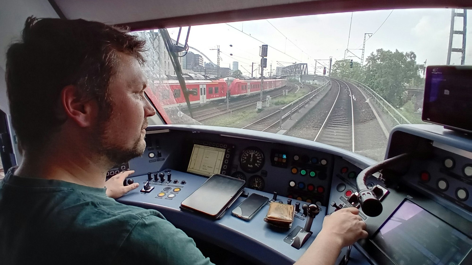 Ein Lokführer an seinem Arbeitsplatz.
