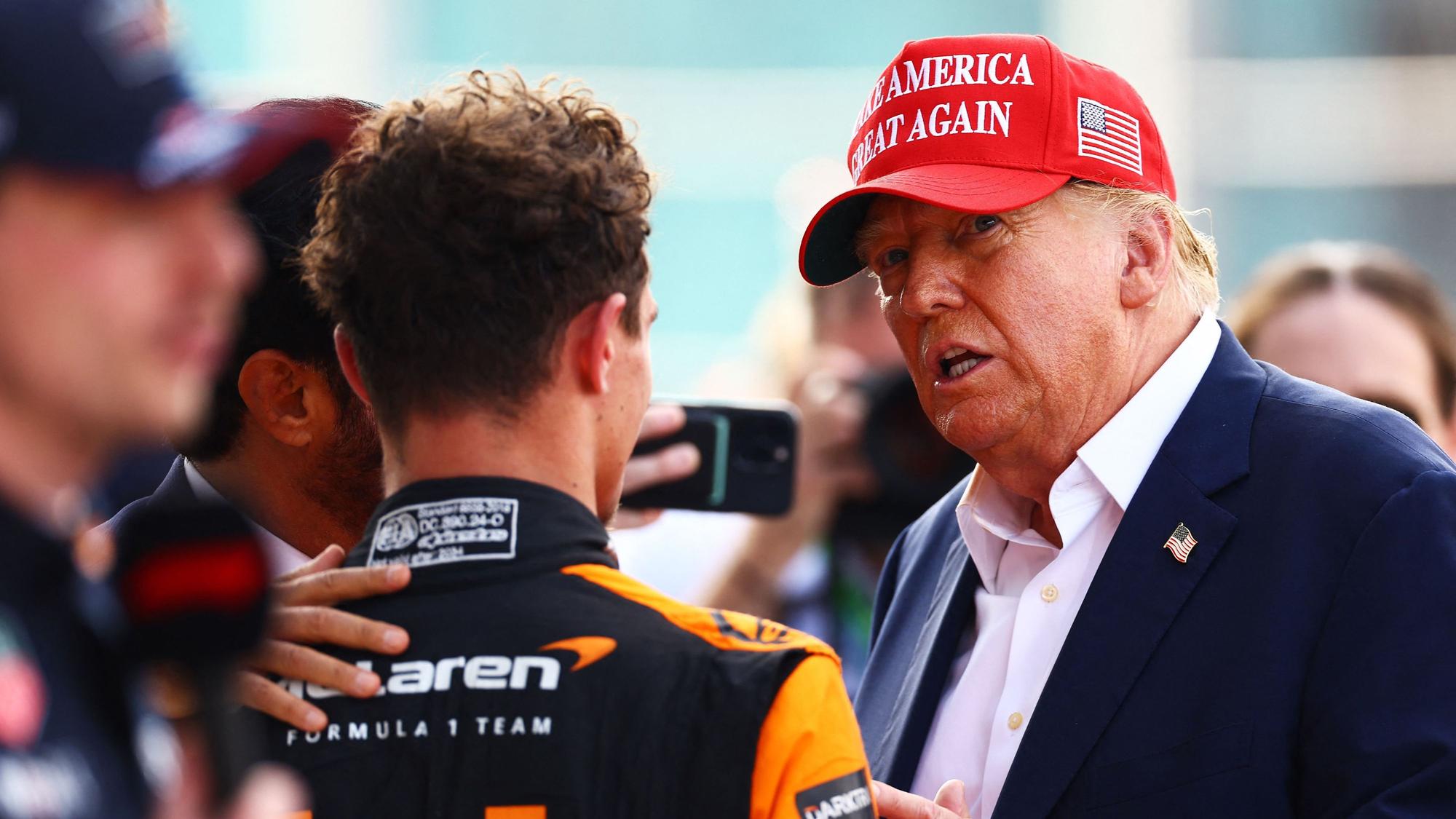 Der ehemalige US-Präsident Donald Trump (r.) vor dem Großen Preis von Miami mit McLaren-Pilot Lando Norris (l.).