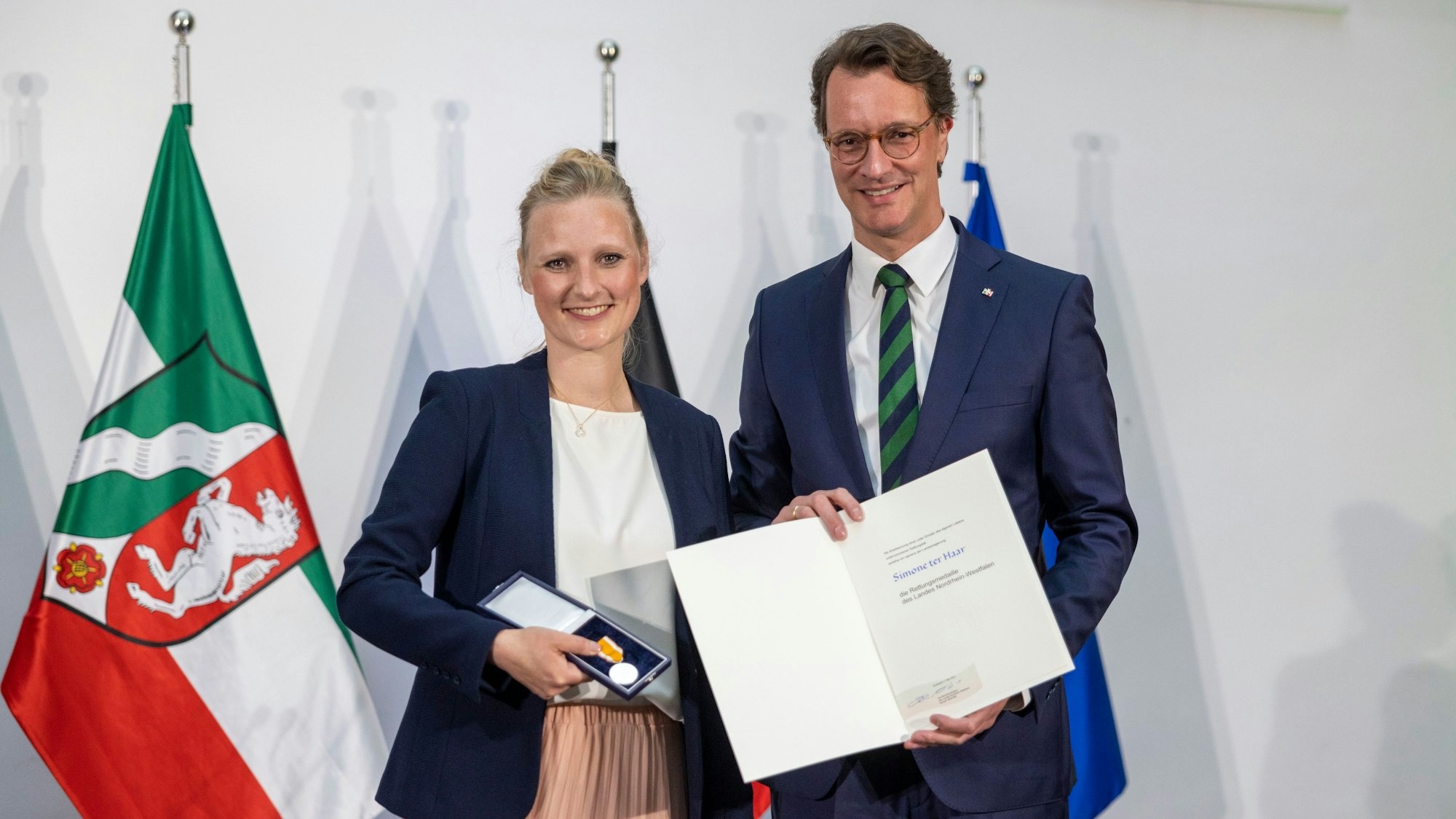 Ministerpräsident Hendrik Wüst zeichnete die Kölnerin Simone ter Haar mit der Rettungsmedaille des Landes aus.