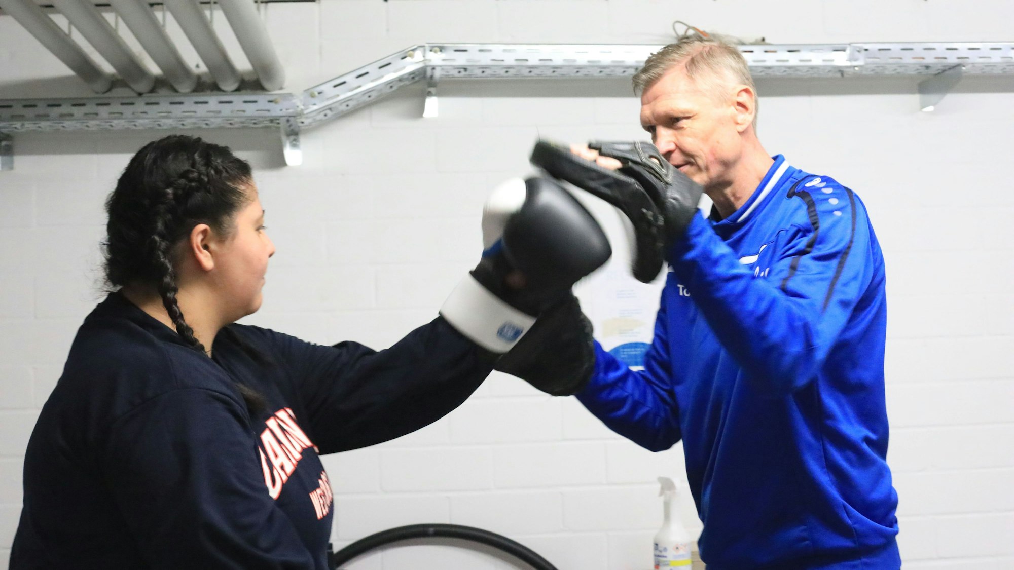 Torsten May und Eda beim gemeinsames Box-Training im Keller von Jugendwohnen St. Ursula an der Bonner Straße in Porz.