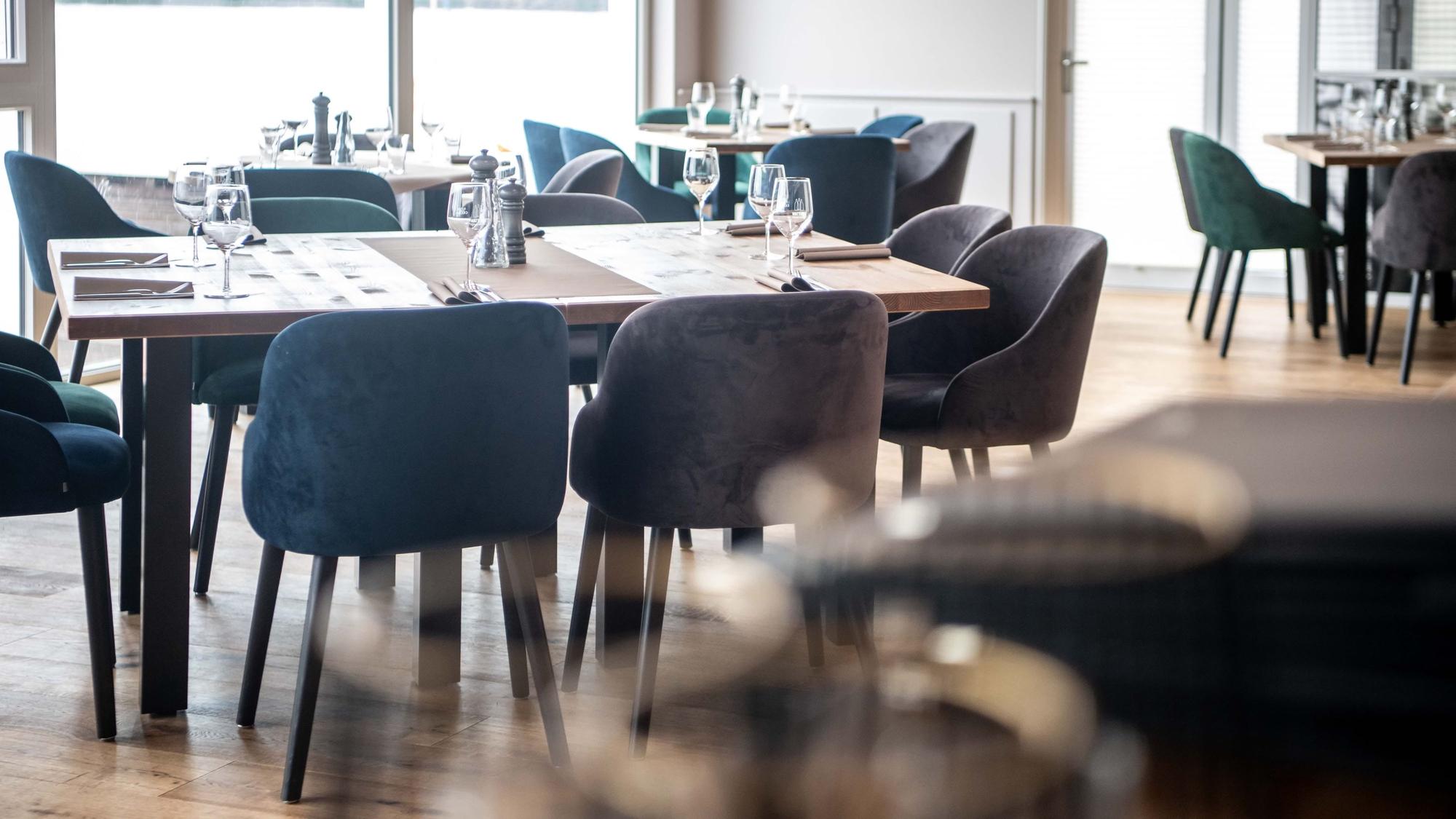 Das Bild zeigt den Essensbereich im Lago Beach. Die Stühle sind leer, weil das Restaurant zum Zeitpunkt des Fotos nicht geöffnet hatte.