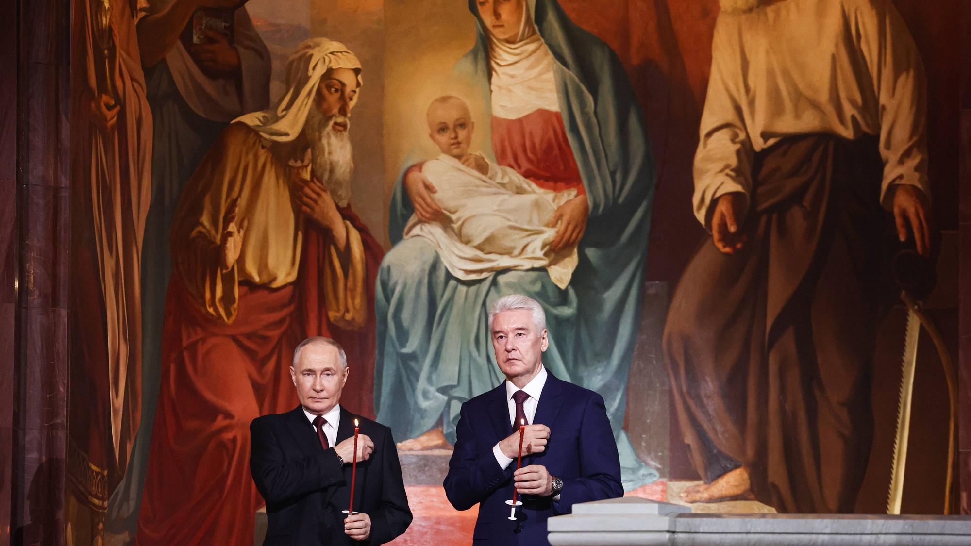 Wladimir Putin zusammen mit Moskaus Bürgermeister Sergei Sobjanin beim Gottesdienst.