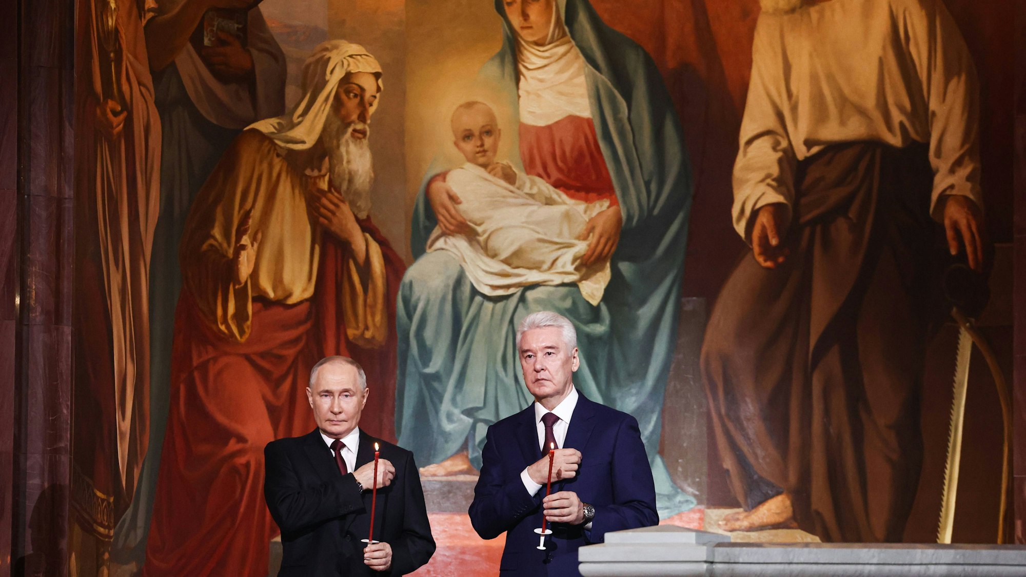 Wladimir Putin zusammen mit Moskaus Bürgermeister Sergei Sobjanin beim Gottesdienst.