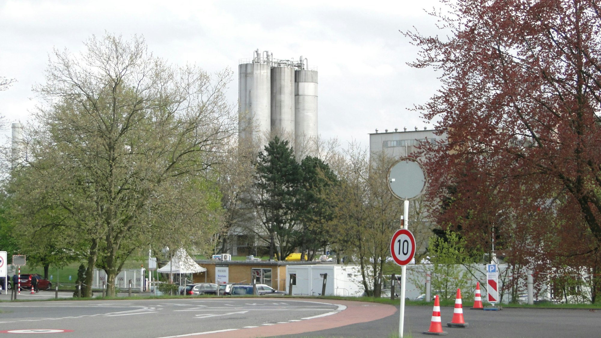 Mehrere Chemie-Betriebe sich in direkter Nähe zu Merkenicher Wohngebieten, so etwa die Wacker Chemie.