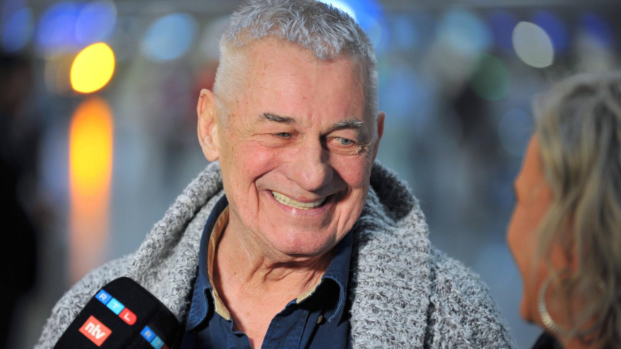 Heinz Hoenig anläßlich der Abreise der Kandidaten der RTL - Sendung Ich bin ein Star - holt mich hier raus zum Dschungel-Camp 2024.