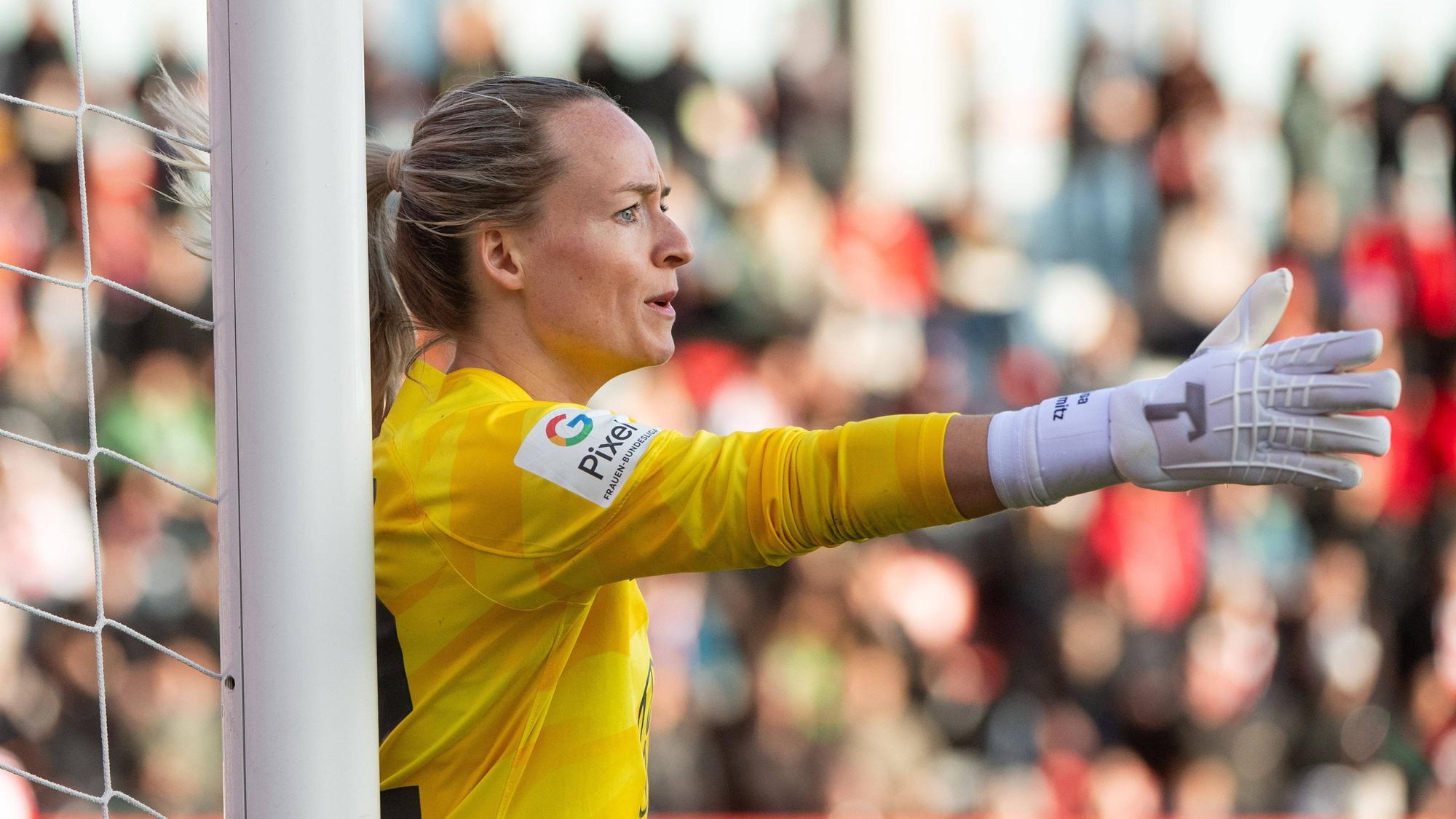 Lisa Schmitz steht im Tor und gibt mit ihrer Hand Anweisungen